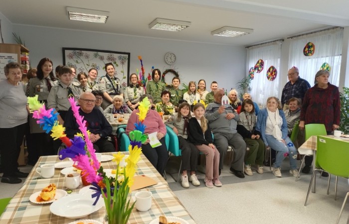 3. Pamiątkowe zdjęcie grupowe seniorów ze swarzędzką młodzieżą - harcerzami z 9 Swarzędzkiej Środowiskowej Drużyny Harcerskiej „Dąbrowa” w Dziennym Domu „Senior-WIGOR”.