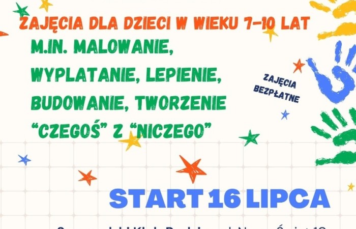 Jasno kremowy plakat, na górze plakatu w lewym rogu znajduje się napis na białym tle Centrum Usług Społecznych w Swarzędzu.  W prawym górnym rogu napis na białym tle Swarzędz Dobrze trafiłeś.  
Na środku plakatu znajduje się niebieski napis:
ARTYSTYCZNE WAKACJE.
Poniżej w kolorze pomarańczowym ZAJĘCIA DLA DZIECI W WIEKU 7-10 LAT
W kolorze zielonym znajdują się informacje odnośnie zajęć: m.in. malowanie, wyplatanie, lepienie, budowanie, tworzenie „czegoś” z „niczego” 
Z boku mieści się informacja w kolorze granatowym o tym iż zajęcia są bezpłatne. 
Pod tymi informacjami znajduje się informacje w kolorze niebieskim: START 16 LIPCA. Swarzędzki Klub Rodziny ul. Nowy Świat 10
Poniżej znajduje się link do strony na Facebooku: https://www.facebook.com/swarzedzkiklubrodziny
Na dole plakatu jest informacja: LICZBA MIEJSC OGRANICZONA TEL. 505 912 340
Wokół napisów na plakacie znajdują się gwiazdki oraz dłonie. Wszystko w kolorach: pomarańczowy, niebieski, zielony, żółty.
