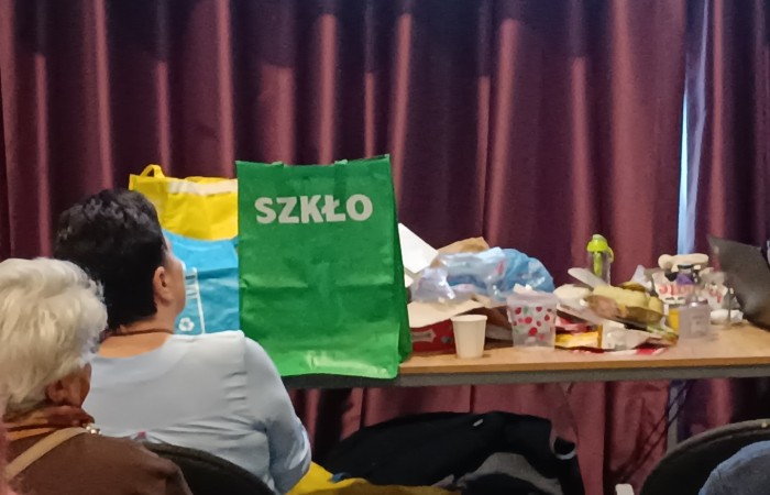 Zdjęcie prezentuje pomoce wizualne do prezentacji na temat świadomego zarządzania odpadami